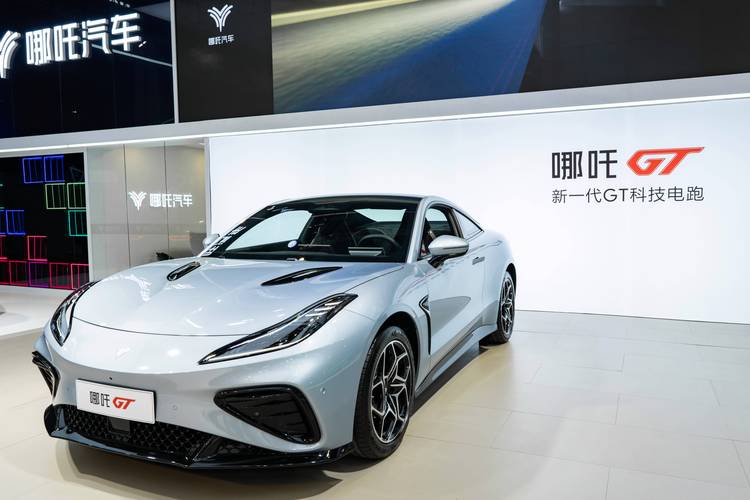 东莞228哪吒汽车在智能汽车领域的表现，领途汽车在新能源汽车市场中的影响力